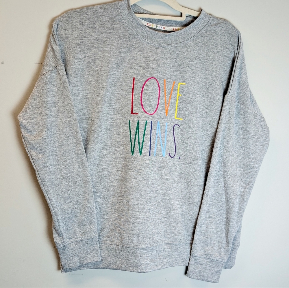 Rae Dunn Women's Lightweight Sweatshirt "LOVE WINS RAINow Gray Heather XS‎ / TP